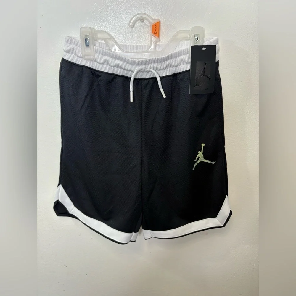 NWT Black and white boy jordans size large 12-13
